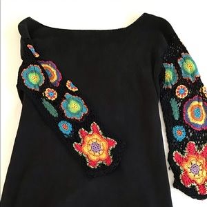 JOSEPH A. 70% SILK TOP W/GORGEOUS EMBROIDERY